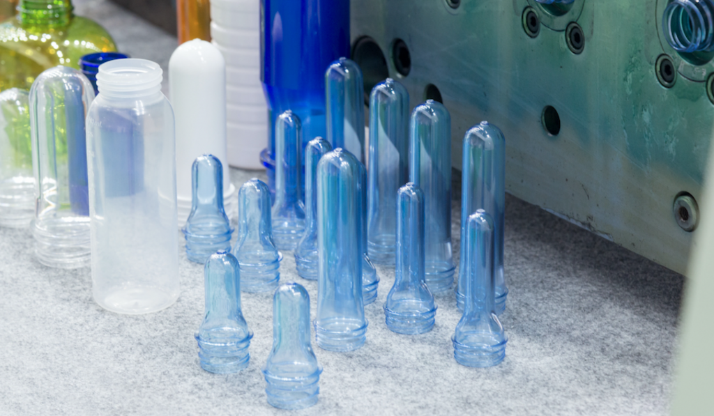 What is the difference between extrusion blow molding and injection blow molding?